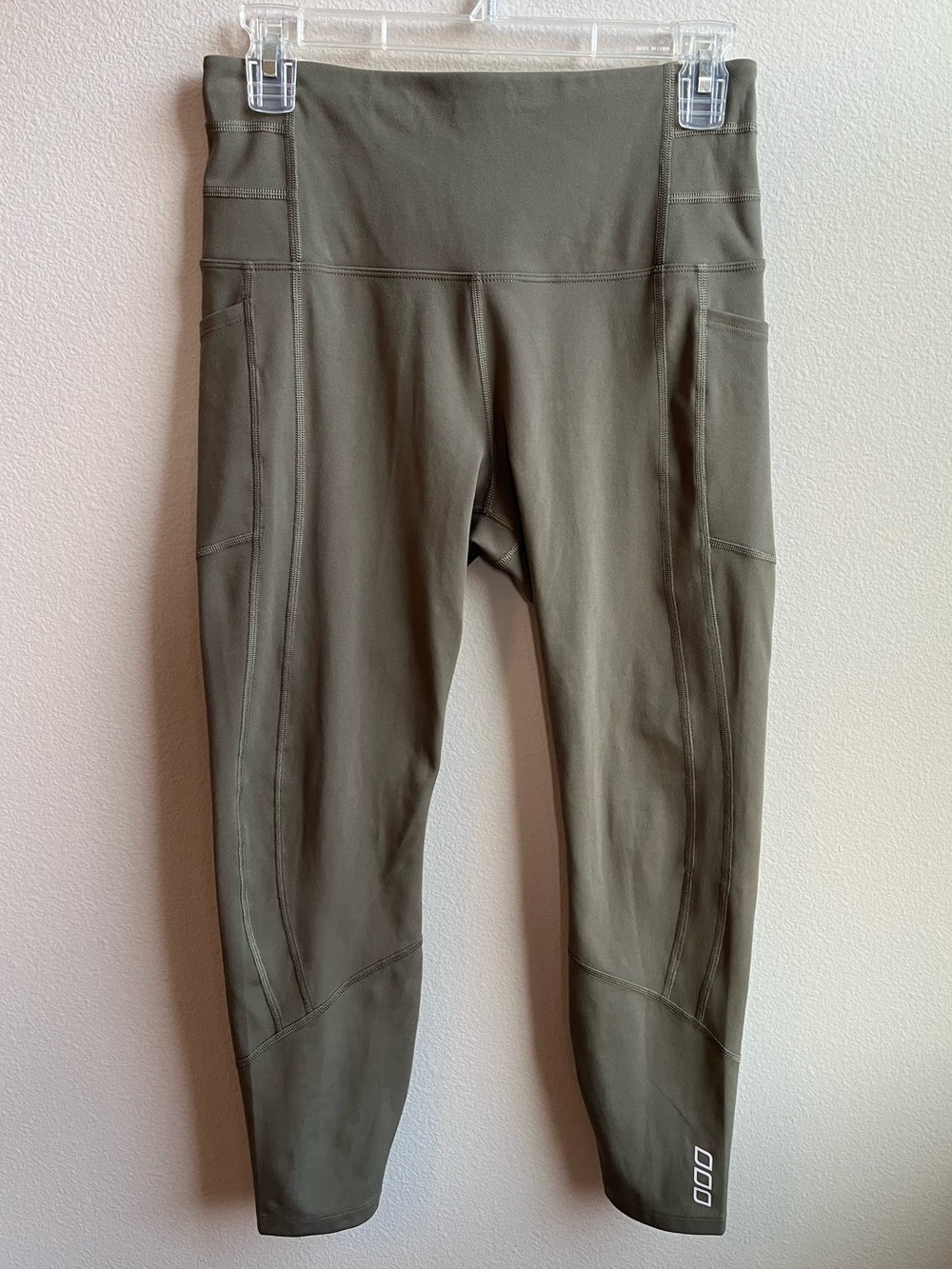 Lorna Jane Phone Pocket Ankle Biter Leggings in Olive Green • Medium - Picture 3 of 8